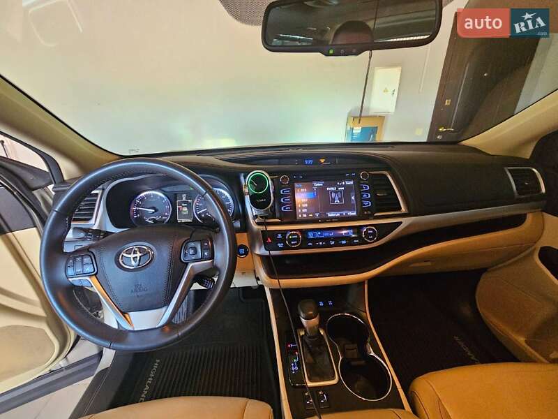Внедорожник / Кроссовер Toyota Highlander 2016 в Киеве