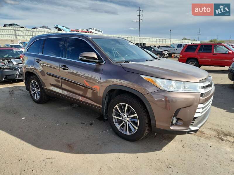 Внедорожник / Кроссовер Toyota Highlander 2018 в Киеве