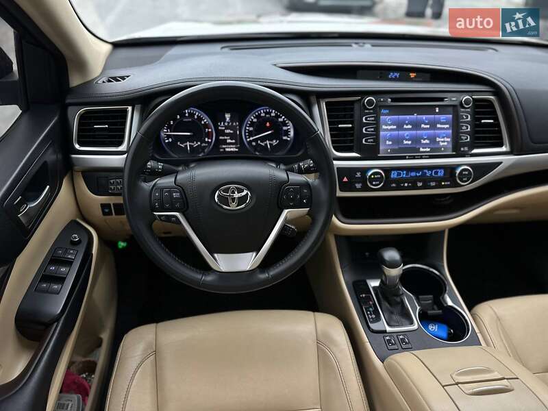 Внедорожник / Кроссовер Toyota Highlander 2016 в Киеве