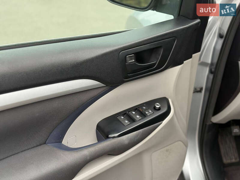 Внедорожник / Кроссовер Toyota Highlander 2016 в Днепре фото 14 Внедорожник / Кроссовер Toyota Highlander 2016 в Днепре