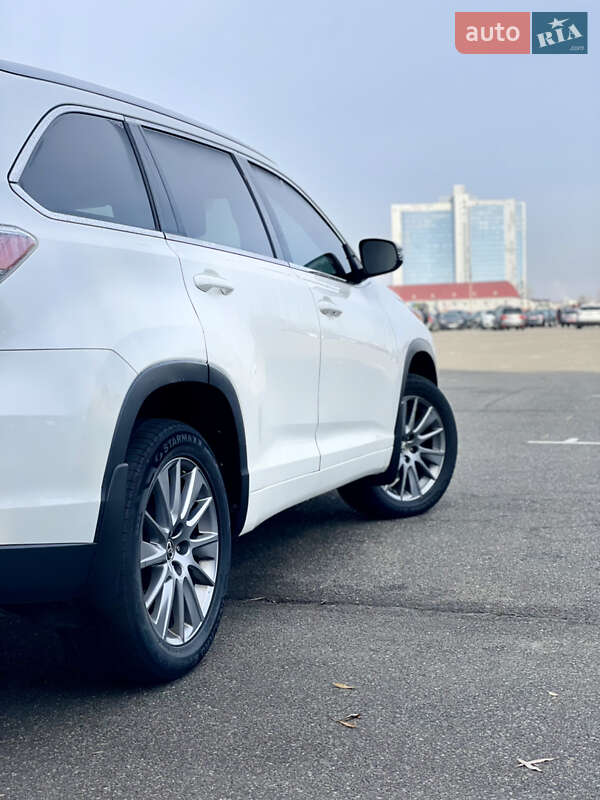 Внедорожник / Кроссовер Toyota Highlander 2016 в Киеве