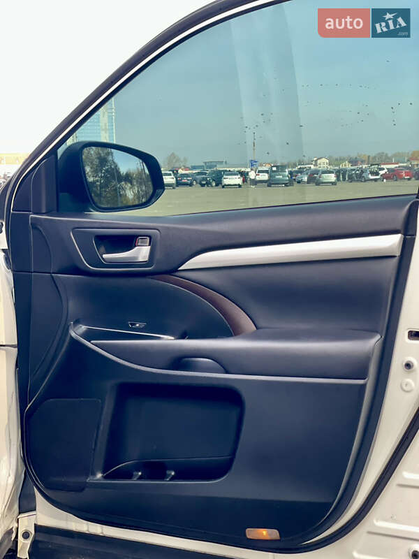 Внедорожник / Кроссовер Toyota Highlander 2016 в Киеве