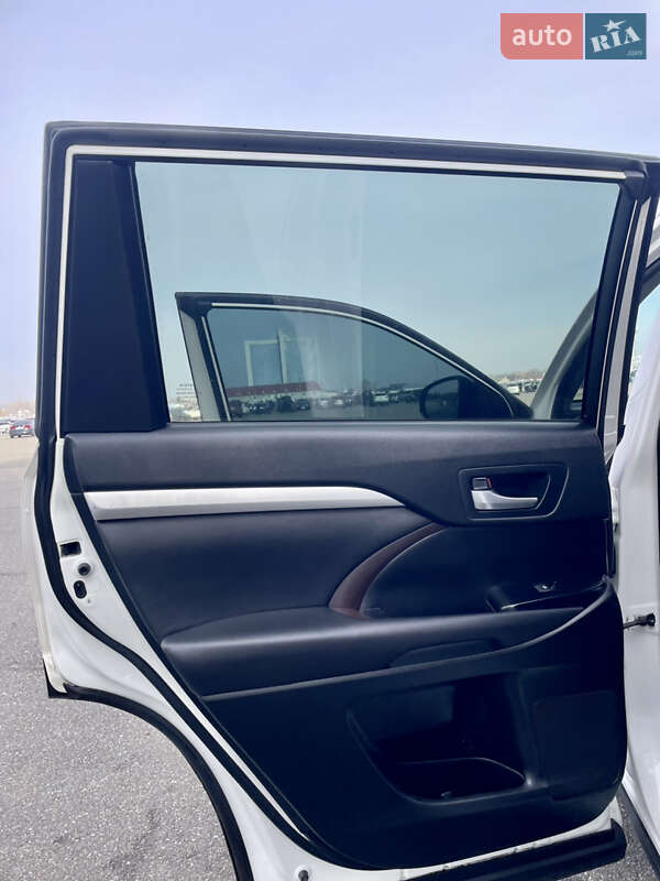 Внедорожник / Кроссовер Toyota Highlander 2016 в Киеве