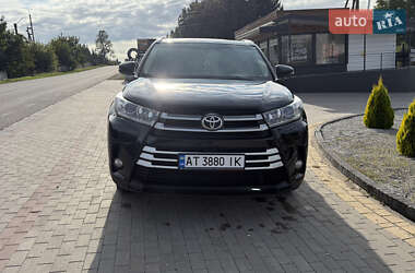 Позашляховик / Кросовер Toyota Highlander 2017 в Городенці