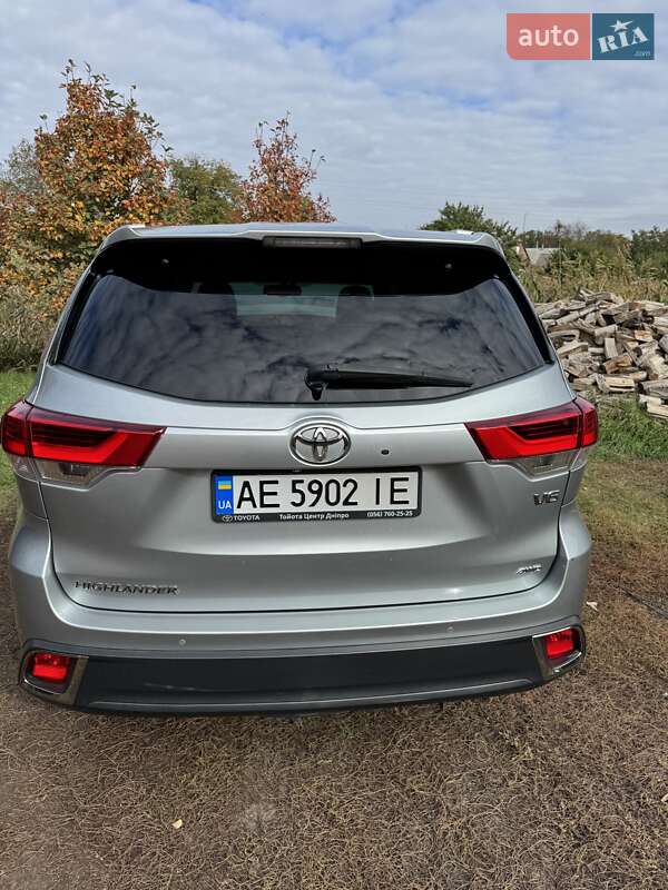 Позашляховик / Кросовер Toyota Highlander 2017 в Магдалинівці