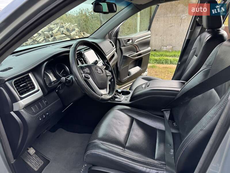 Позашляховик / Кросовер Toyota Highlander 2017 в Магдалинівці