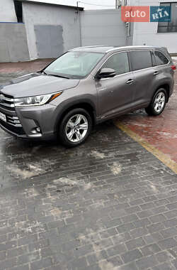 Внедорожник / Кроссовер Toyota Highlander 2017 в Ровно