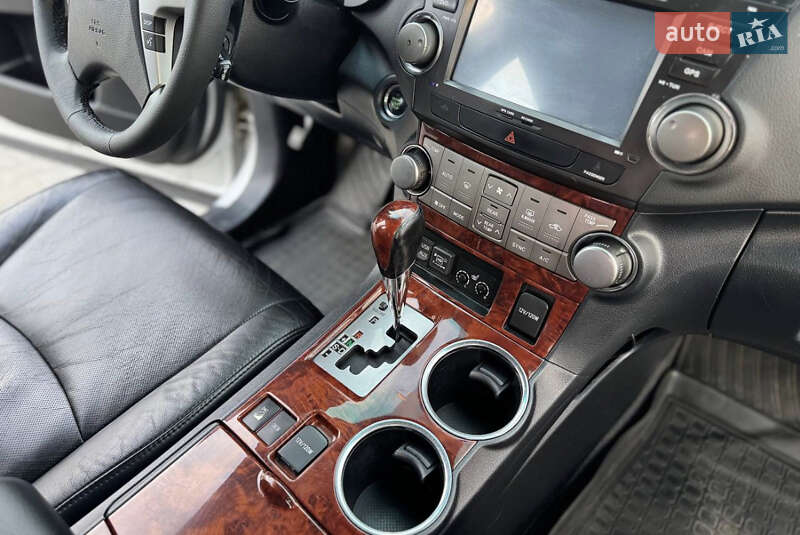 Внедорожник / Кроссовер Toyota Highlander 2011 в Врадиевке