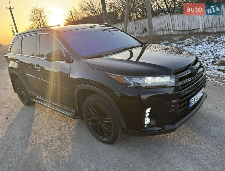 Внедорожник / Кроссовер Toyota Highlander 2016 в Кропивницком