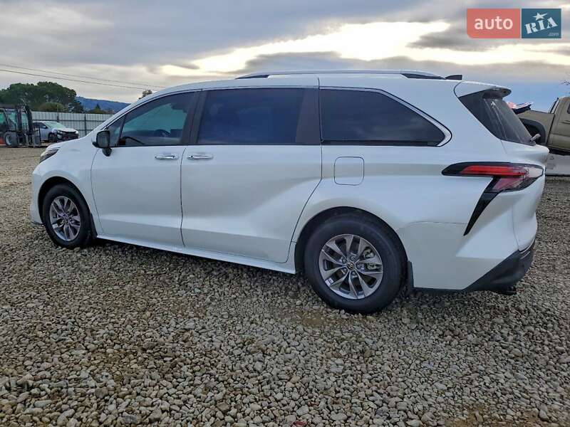 Внедорожник / Кроссовер Toyota Highlander 2022 в Ужгороде