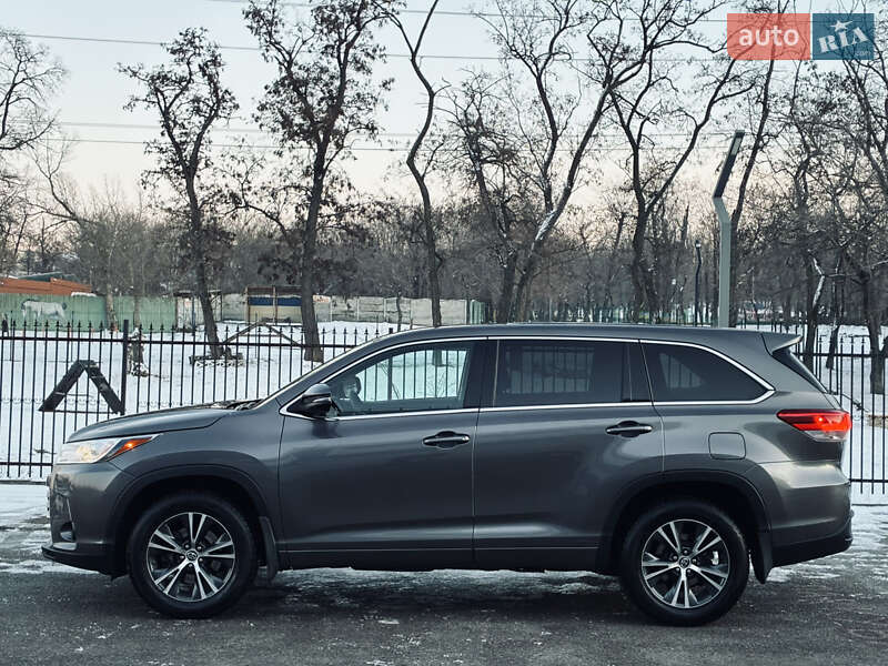 Внедорожник / Кроссовер Toyota Highlander 2017 в Днепре