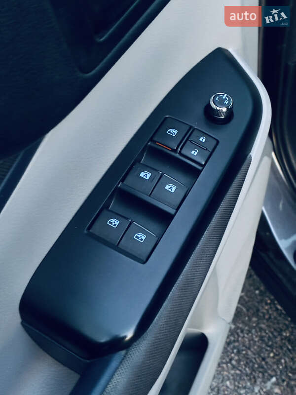 Внедорожник / Кроссовер Toyota Highlander 2017 в Днепре