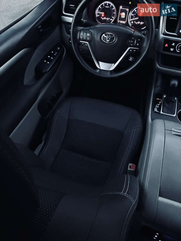 Внедорожник / Кроссовер Toyota Highlander 2017 в Днепре