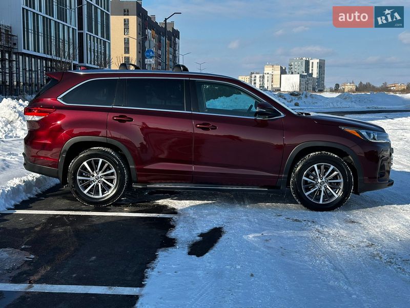 Внедорожник / Кроссовер Toyota Highlander 2018 в Ровно