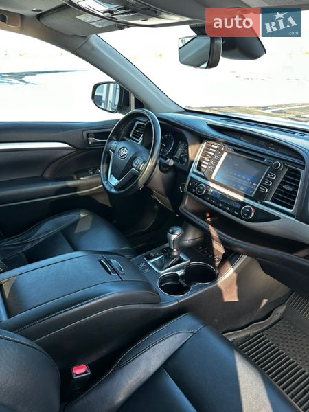 Внедорожник / Кроссовер Toyota Highlander 2018 в Ровно