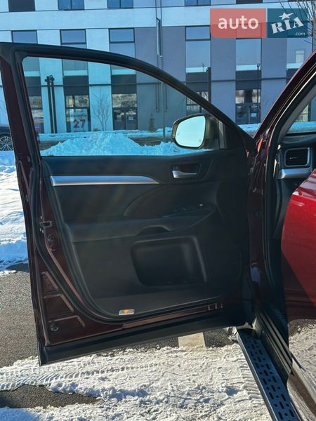 Внедорожник / Кроссовер Toyota Highlander 2018 в Ровно