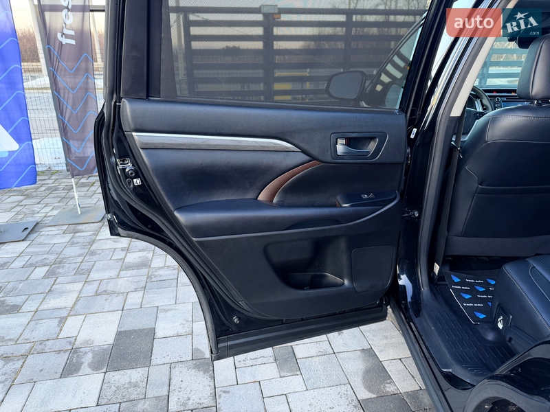 Внедорожник / Кроссовер Toyota Highlander 2018 в Ровно