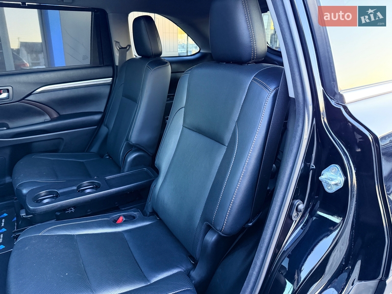 Внедорожник / Кроссовер Toyota Highlander 2018 в Ровно