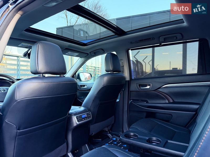 Внедорожник / Кроссовер Toyota Highlander 2018 в Ровно