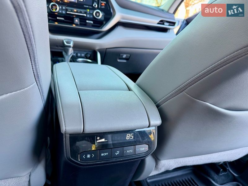 Позашляховик / Кросовер Toyota Highlander 2021 в Києві