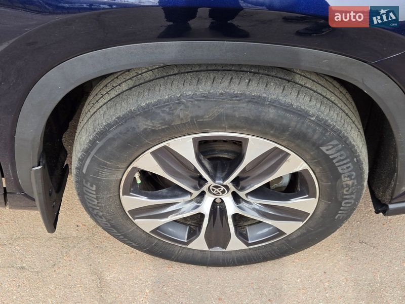 Внедорожник / Кроссовер Toyota Highlander 2022 в Киеве