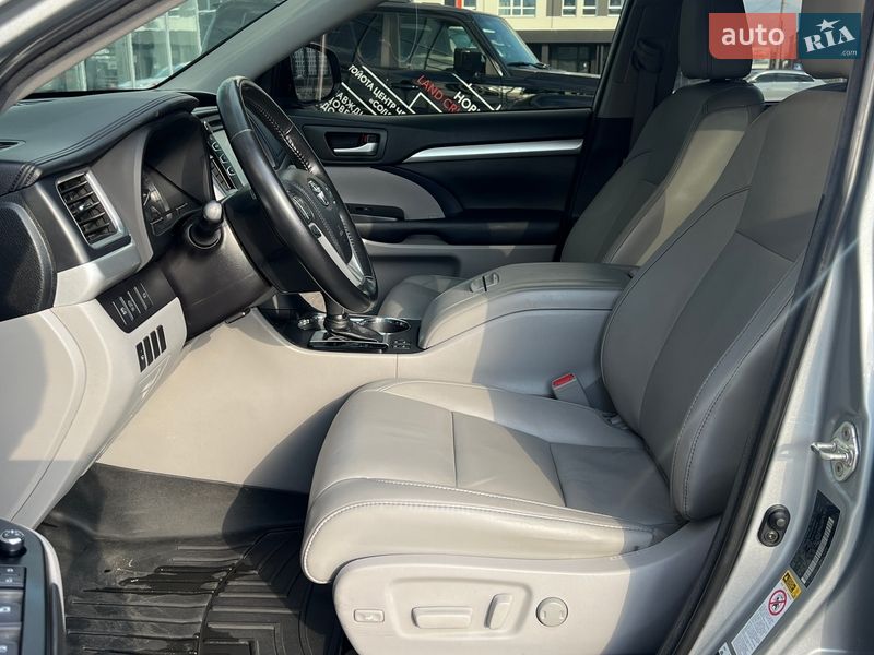Внедорожник / Кроссовер Toyota Highlander 2018 в Чернигове