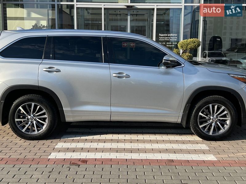 Внедорожник / Кроссовер Toyota Highlander 2018 в Чернигове