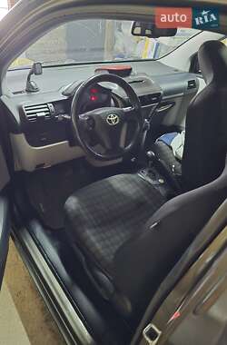 Хэтчбек Toyota IQ 2012 в 