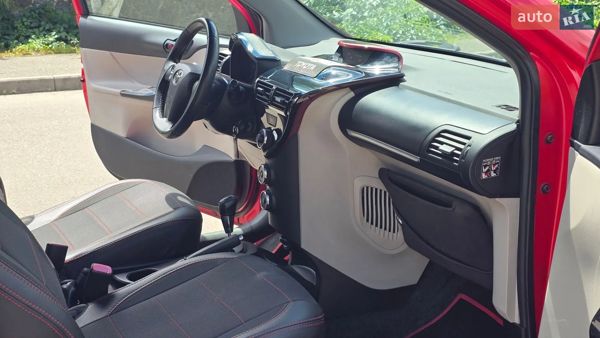 2011 Toyota iQ - мініатюра 9