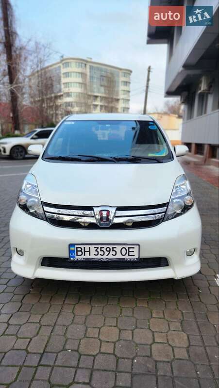 Минивэн Toyota Isis 2011 в Черноморске фото 2 Минивэн Toyota Isis 2011 в Черноморске