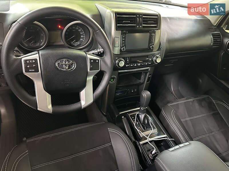 Позашляховик / Кросовер Toyota Land Cruiser Prado 2012 в Краснограді