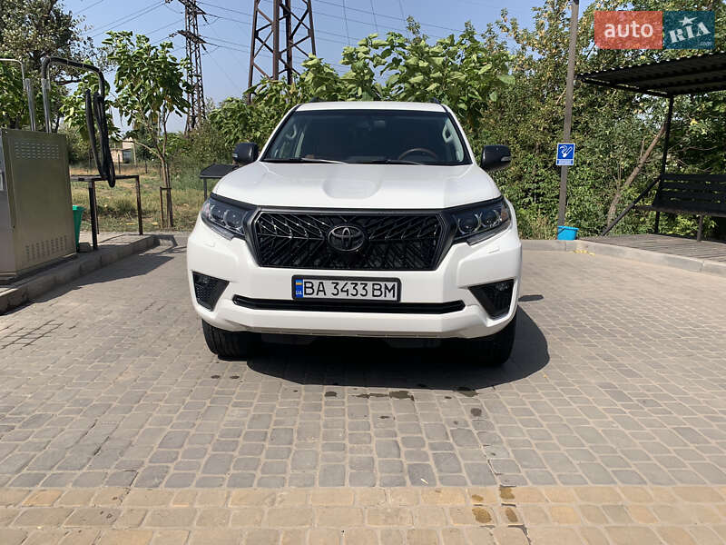 Позашляховик / Кросовер Toyota Land Cruiser Prado 2022 в 