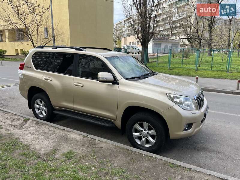 Внедорожник / Кроссовер Toyota Land Cruiser Prado 2012 в 