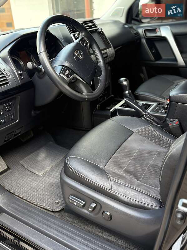 Внедорожник / Кроссовер Toyota Land Cruiser Prado 2018 в Новояворовске