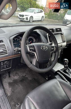 Внедорожник / Кроссовер Toyota Land Cruiser Prado 2017 в 