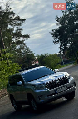 Позашляховик / Кросовер Toyota Land Cruiser Prado 2017 в 