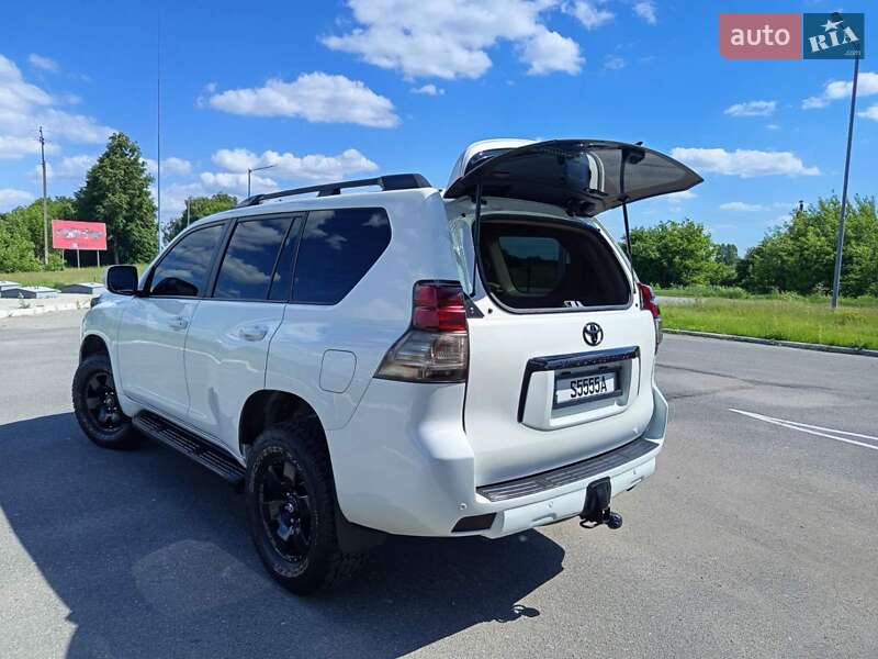 Внедорожник / Кроссовер Toyota Land Cruiser Prado 2011 в Мене