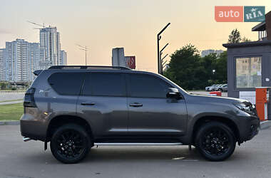 Внедорожник / Кроссовер Toyota Land Cruiser Prado 2022 в 