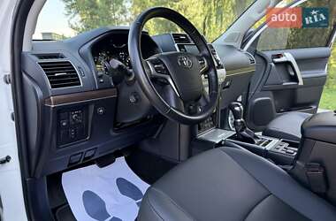 Внедорожник / Кроссовер Toyota Land Cruiser Prado 2021 в 