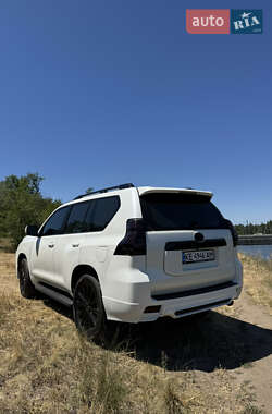 Внедорожник / Кроссовер Toyota Land Cruiser Prado 2015 в 