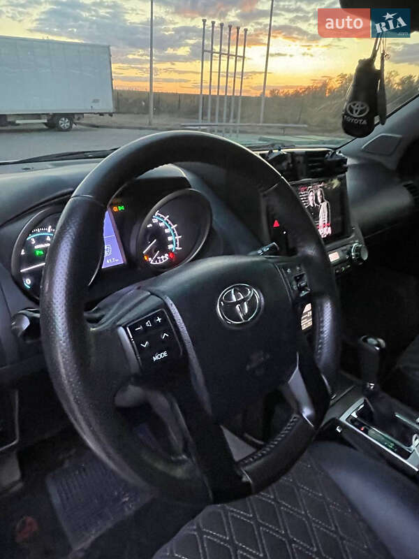 Внедорожник / Кроссовер Toyota Land Cruiser Prado 2010 в Днепре