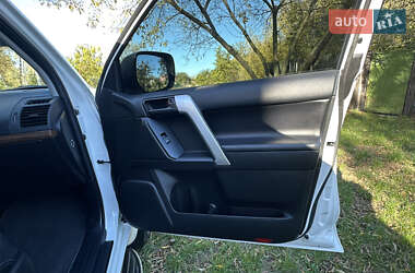 Внедорожник / Кроссовер Toyota Land Cruiser Prado 2019 в 