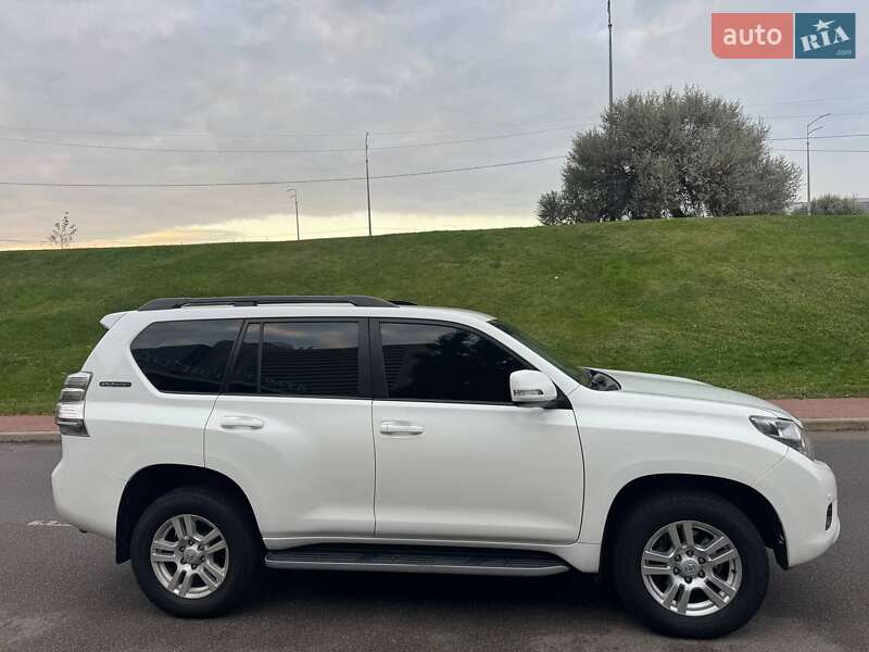 Позашляховик / Кросовер Toyota Land Cruiser Prado 2010 в Києві