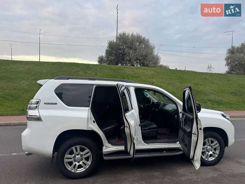 Позашляховик / Кросовер Toyota Land Cruiser Prado 2010 в Києві