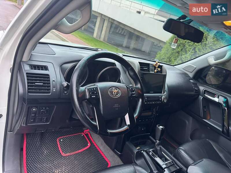 Позашляховик / Кросовер Toyota Land Cruiser Prado 2010 в Києві