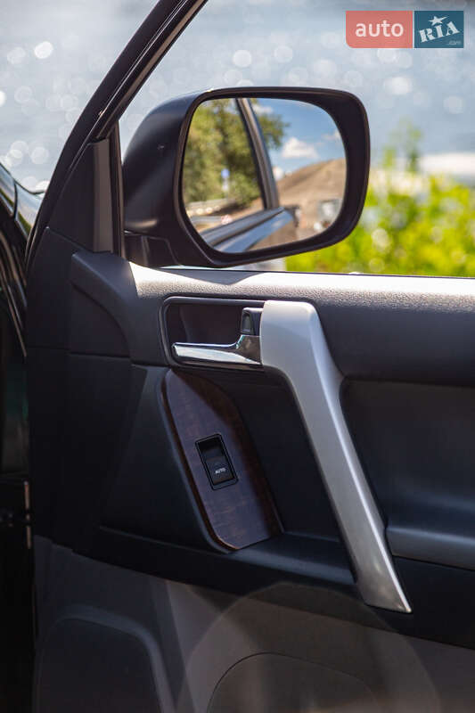 Внедорожник / Кроссовер Toyota Land Cruiser Prado 2011 в Киеве