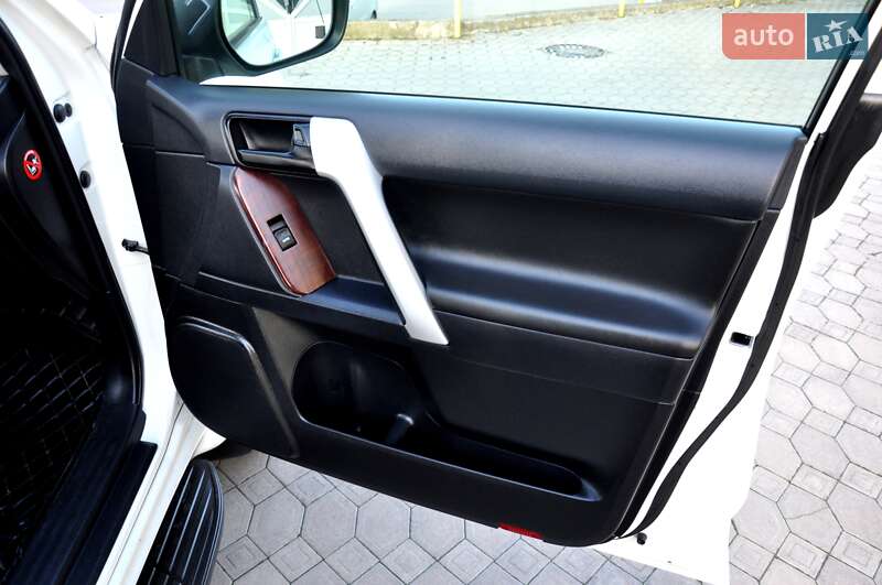 Внедорожник / Кроссовер Toyota Land Cruiser Prado 2016 в Львове фото 31 Внедорожник / Кроссовер Toyota Land Cruiser Prado 2016 в Львове