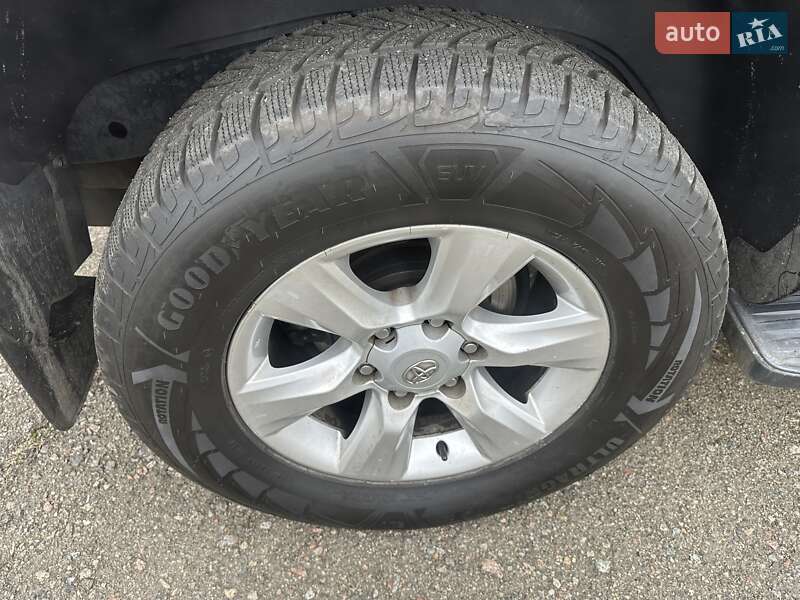 Позашляховик / Кросовер Toyota Land Cruiser Prado 2010 в Києві