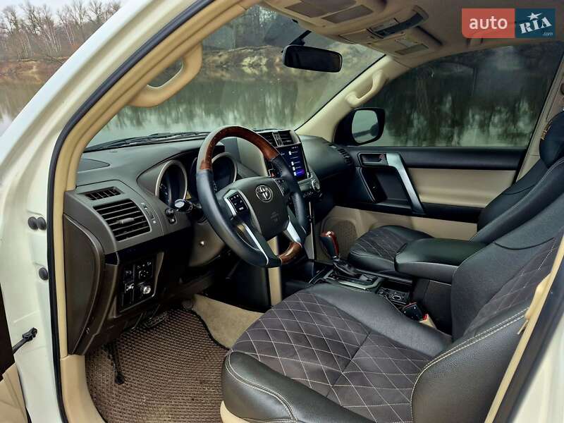 Внедорожник / Кроссовер Toyota Land Cruiser Prado 2011 в Мене