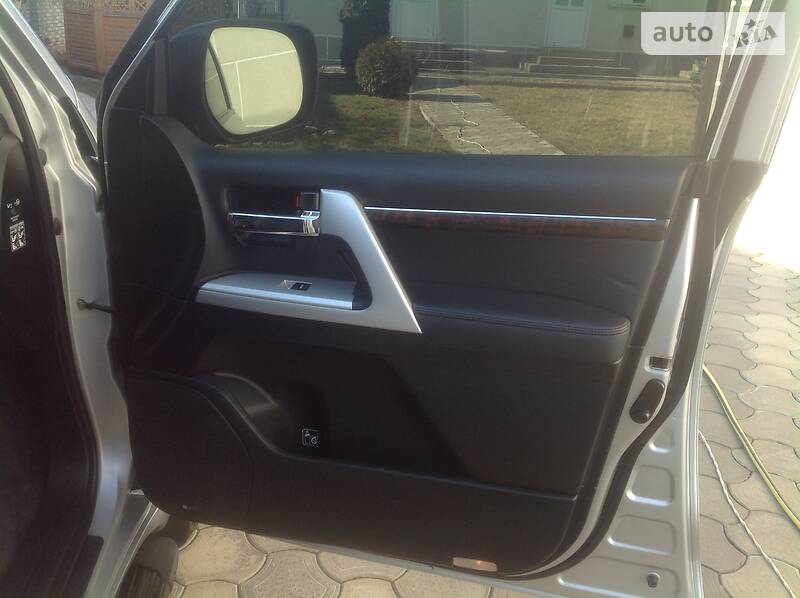 Позашляховик / Кросовер Toyota Land Cruiser 2012 в Чернівцях